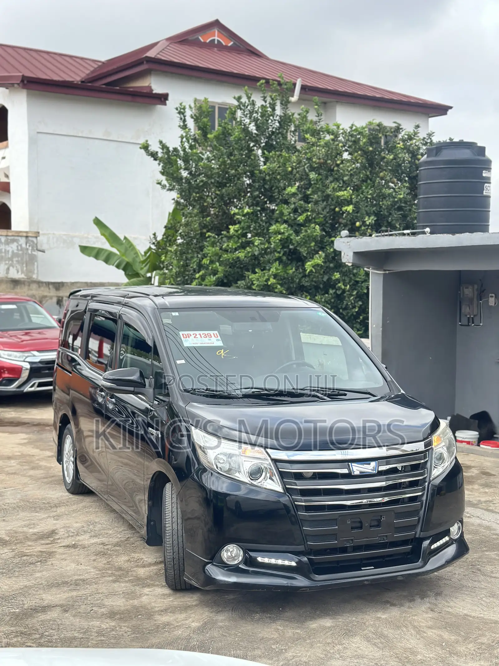 Toyota Noah 1.8 FWD Hybrid (7 seater) 2015 Black