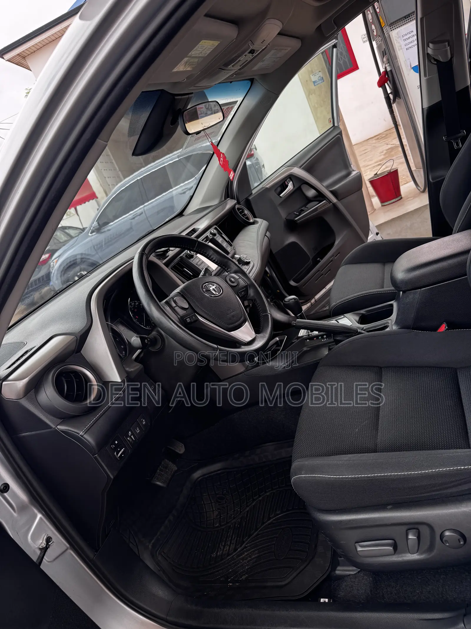 Toyota RAV4 XLE 4dr SUV AWD (2.5L 4cyl 6A) 2018 Silver