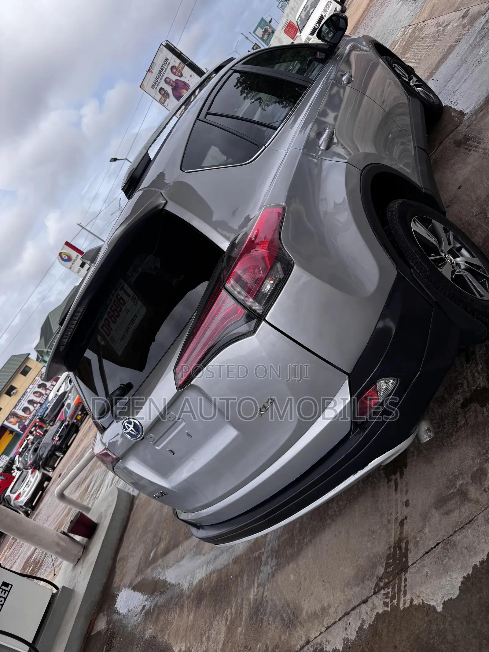 Toyota RAV4 XLE 4dr SUV AWD (2.5L 4cyl 6A) 2018 Silver