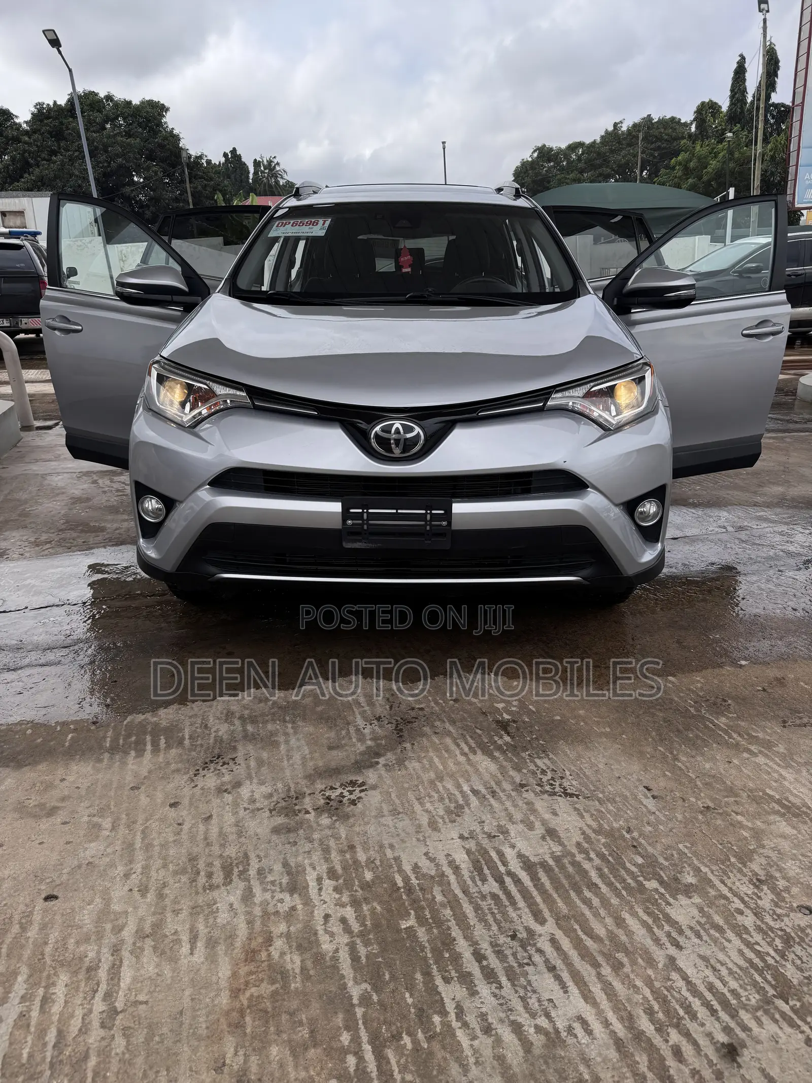 Toyota RAV4 XLE 4dr SUV AWD (2.5L 4cyl 6A) 2018 Silver