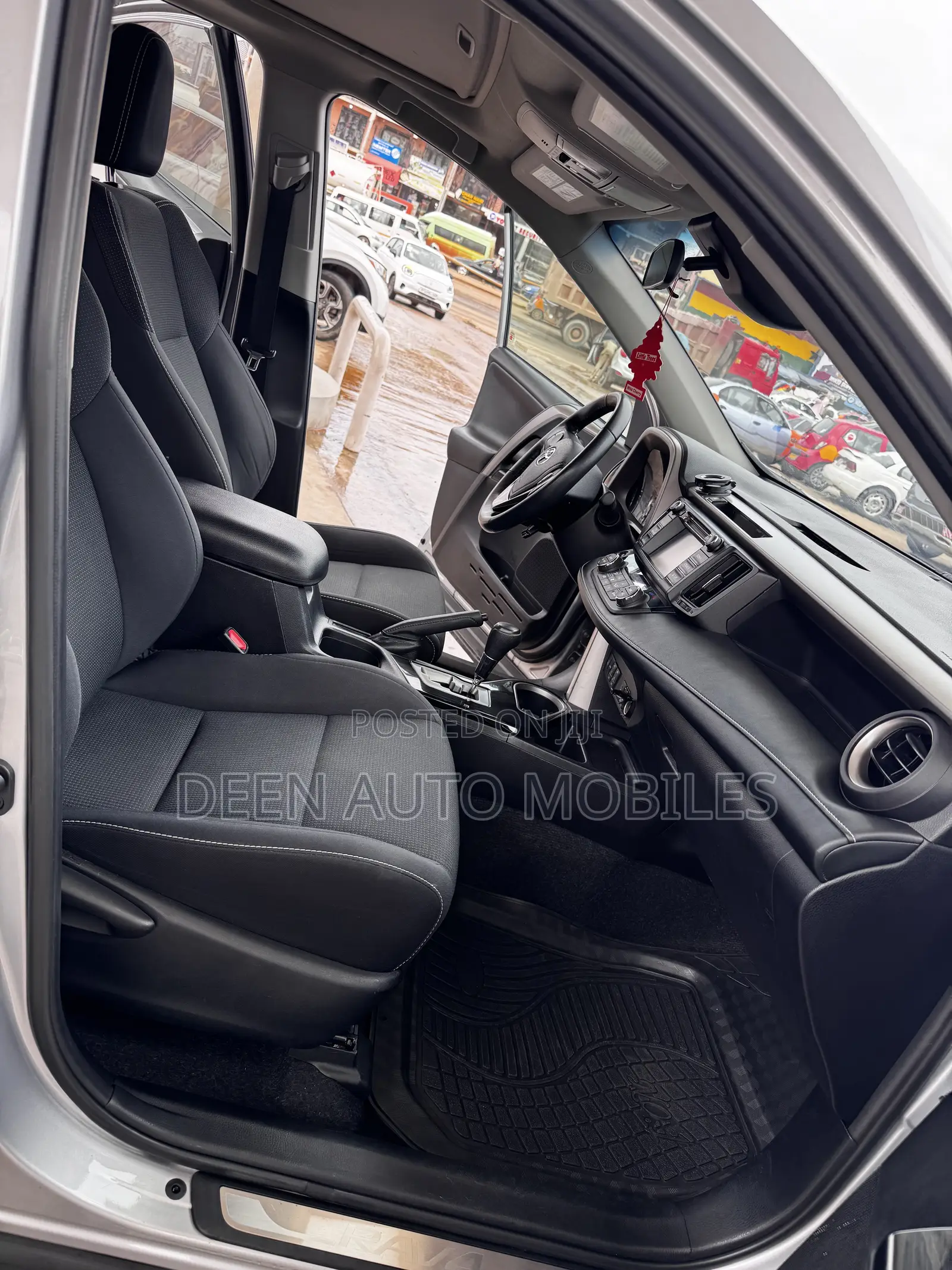 Toyota RAV4 XLE 4dr SUV AWD (2.5L 4cyl 6A) 2018 Silver