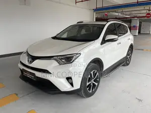 Toyota RAV4 XLE 4dr SUV AWD (2.5L 4cyl 6A) 2018 White