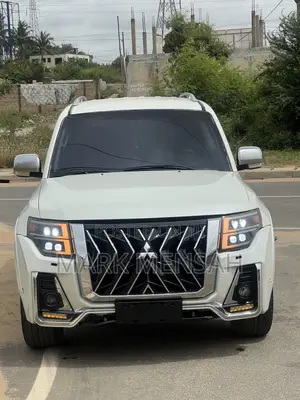 Mitsubishi Pajero 2016 Off white