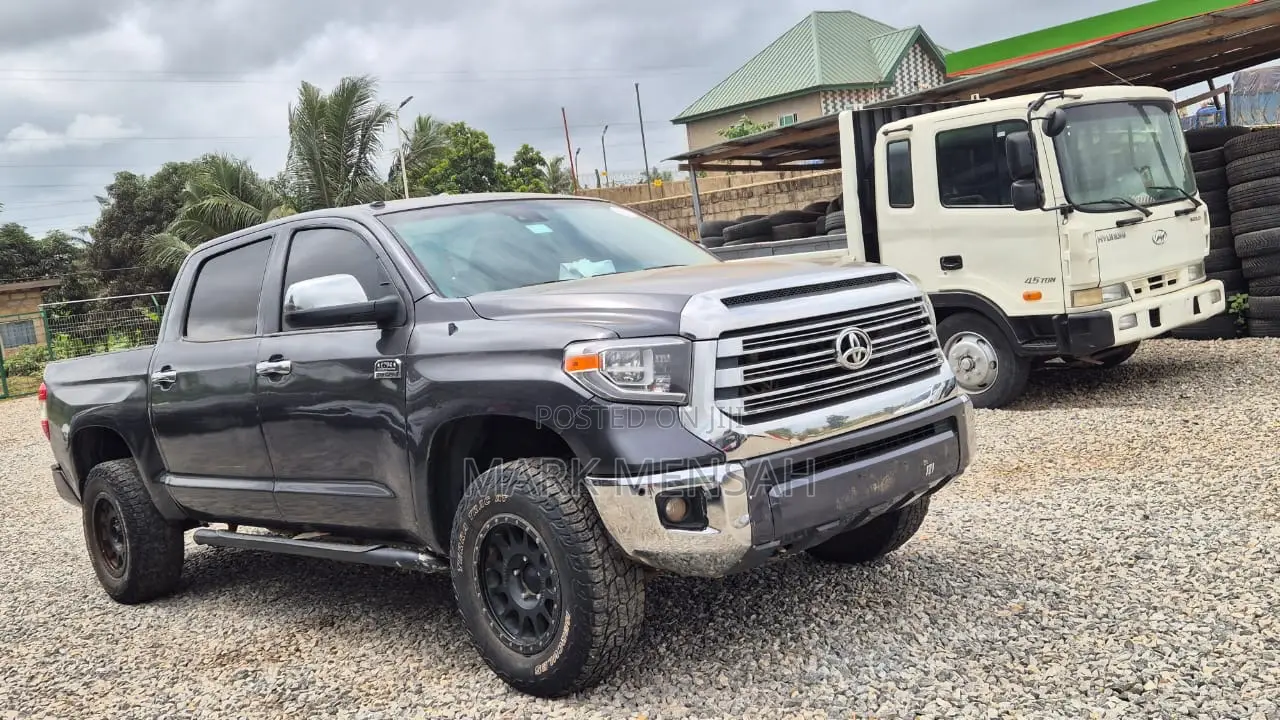 Toyota Tundra 1794 5.7L V8 4x2 CrewMax 5.6 ft. box 145.7 in. WB 2018