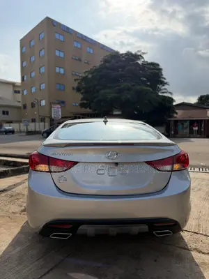 Hyundai Elantra Limited Sedan FWD (1.8L 4cyl 6A) 2013 Silver