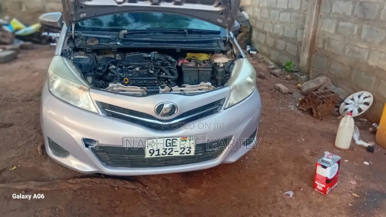 Toyota Vitz 2012 Silver