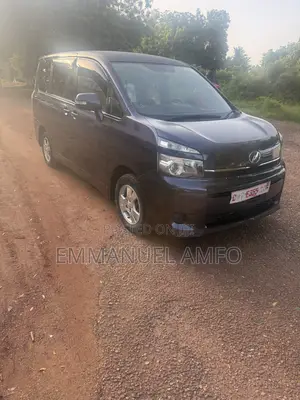 Toyota Voxy V 2WD 8-Seater 2010 Purple