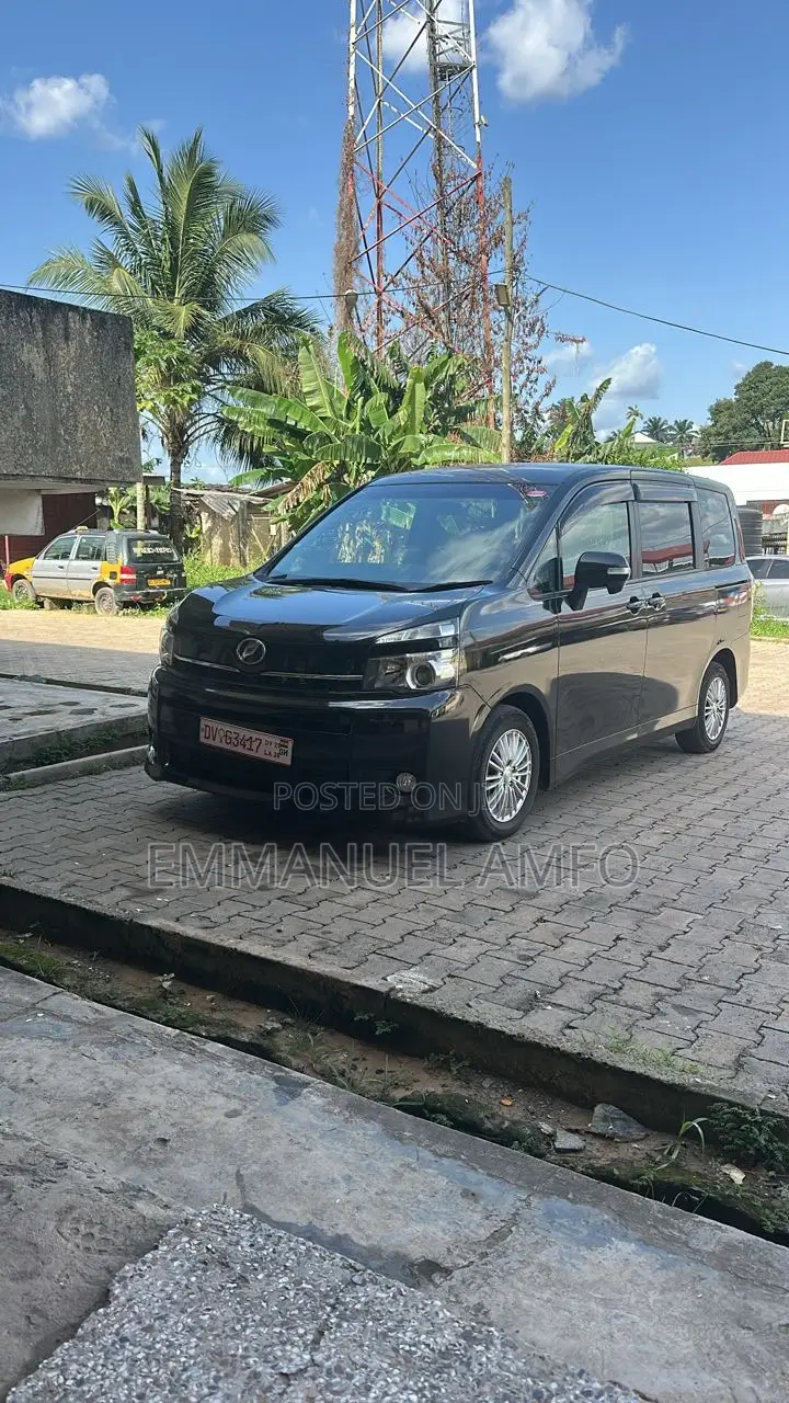 Toyota Voxy V 2WD 8-Seater 2010 Purple