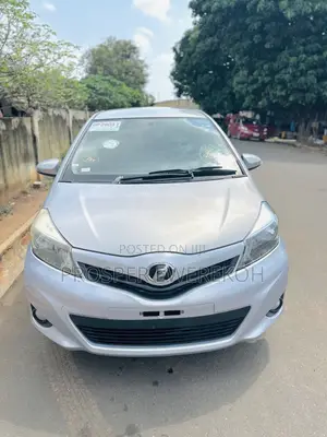 Toyota Vitz 1.3 FWD 5dr 2013 Silver