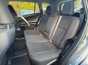 Toyota RAV4 XLE FWD (2.5L 4cyl 6A) 2017 Gray