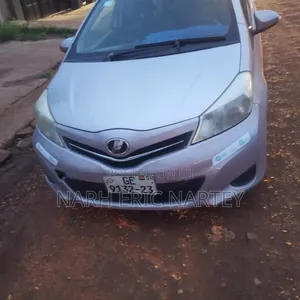 Toyota Vitz 2012 Silver