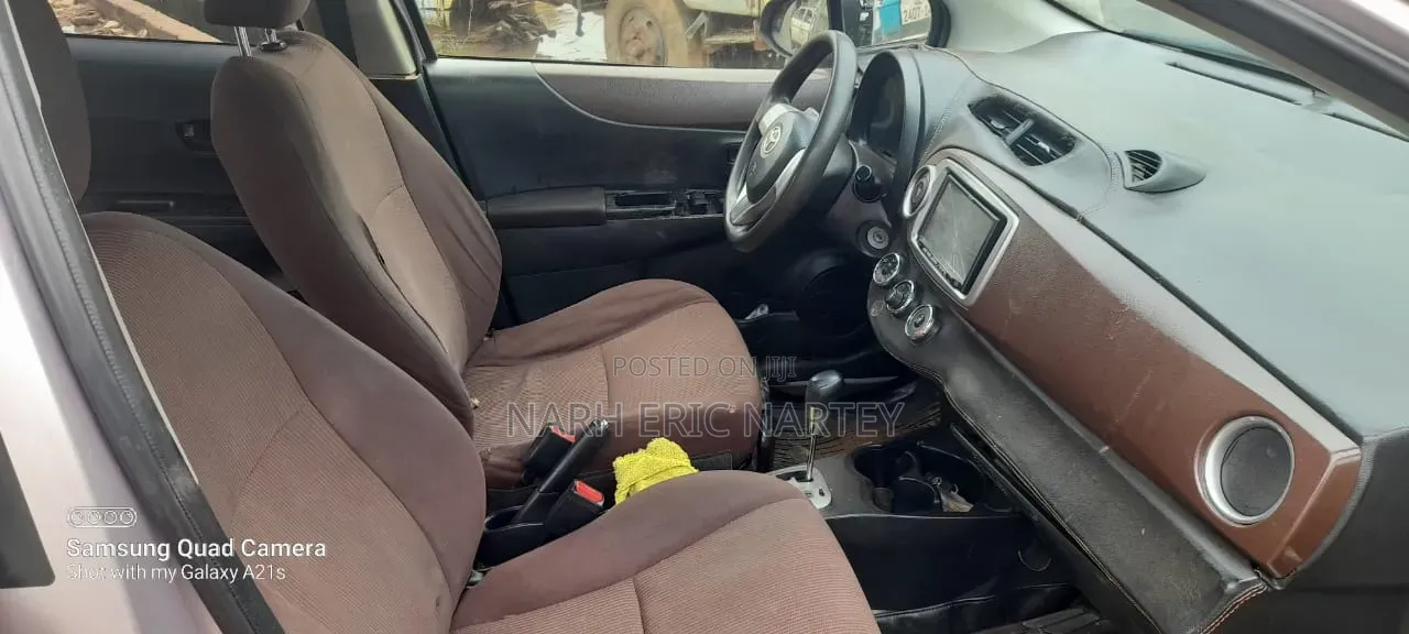 Toyota Vitz 2012 Silver