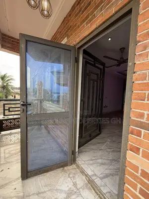 3bdrm Apartment in West Hills Mall Area for rent