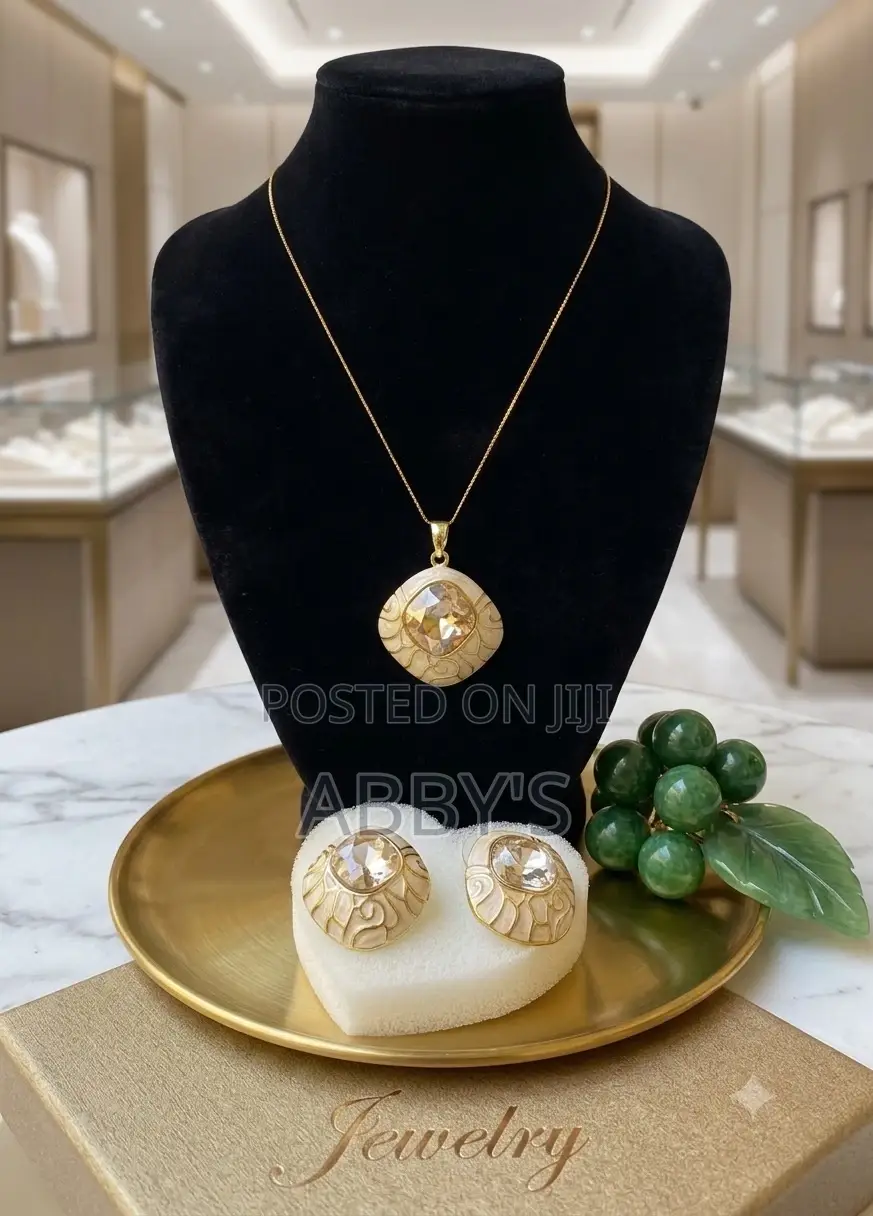 The Empress Amber Suite/Necklace With Earrings