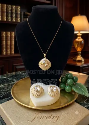 The Empress Amber Suite/Necklace With Earrings