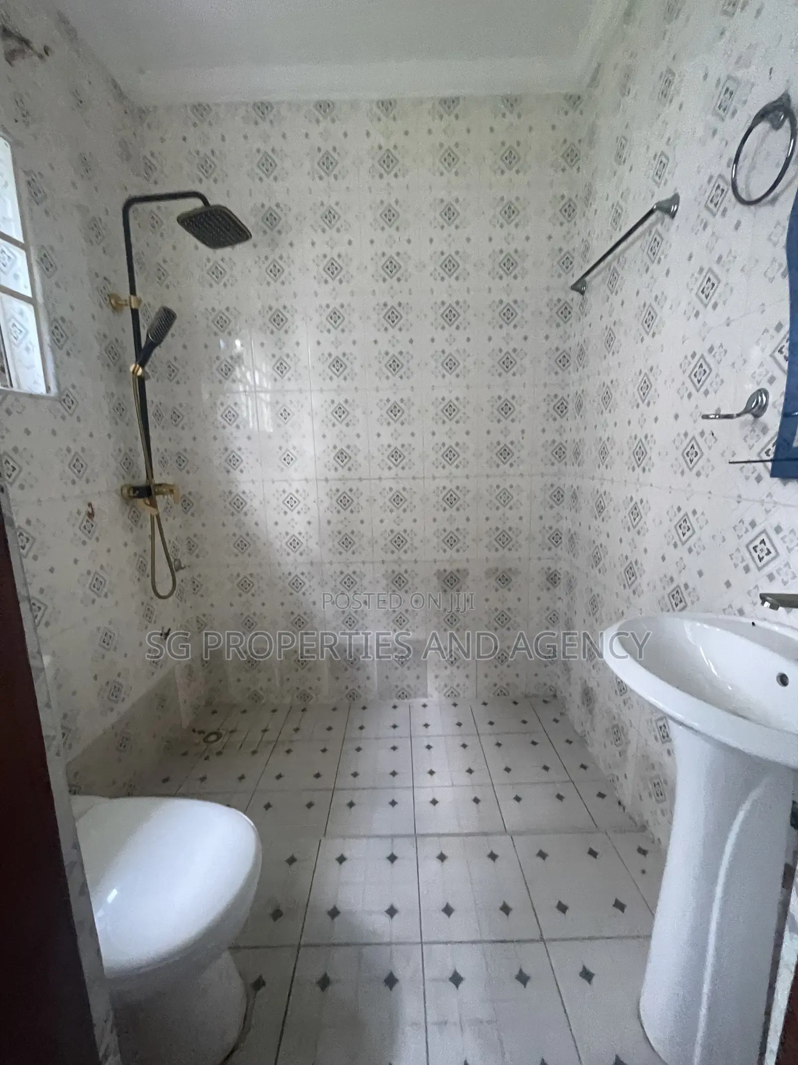 3bdrm House in Batsonaa, Baatsona Total for rent