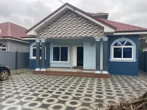 3bdrm House in Batsonaa, Baatsona Total for rent