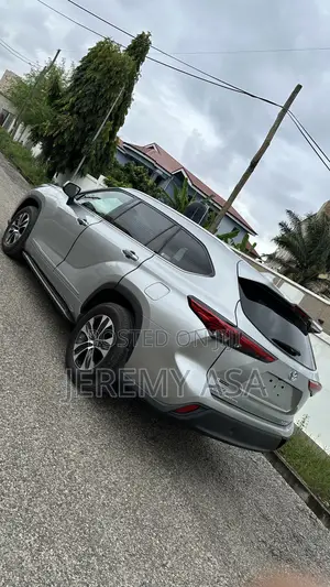 Toyota Highlander XLE 2021 Silver