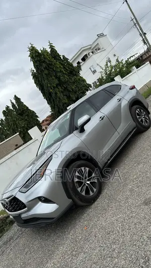 Toyota Highlander XLE 2021 Silver