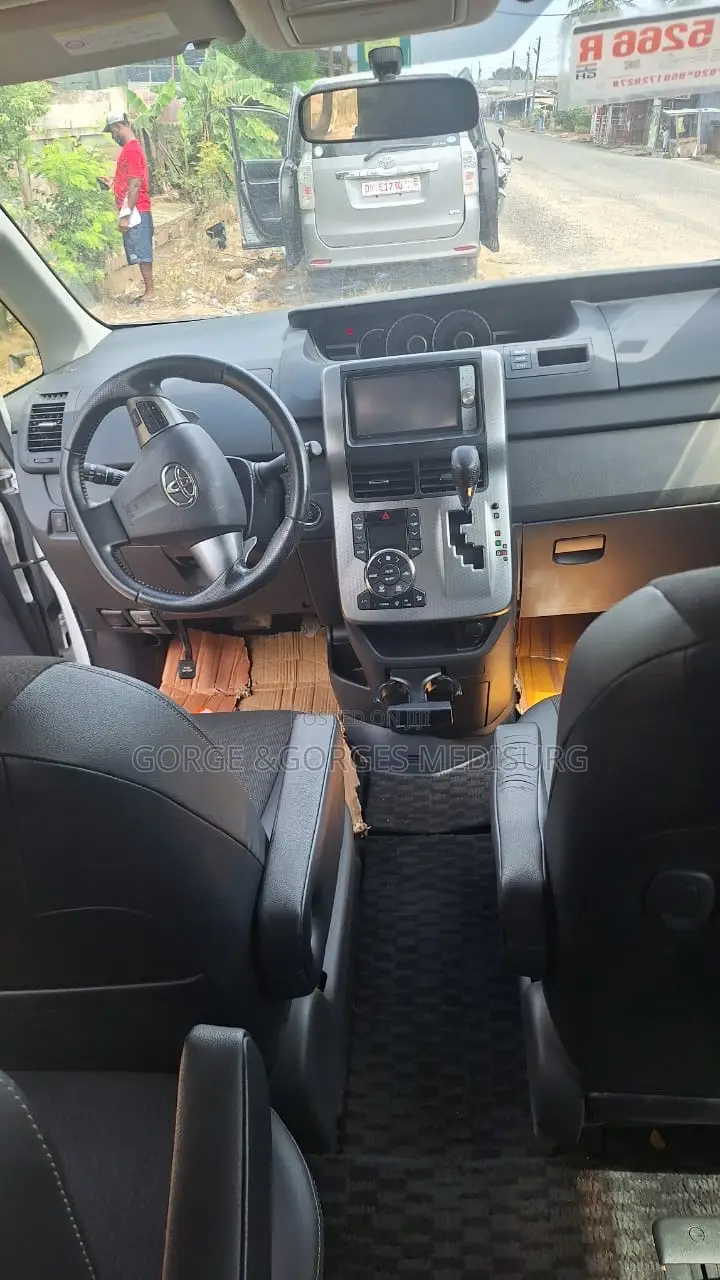 Toyota Voxy 2013 Gray