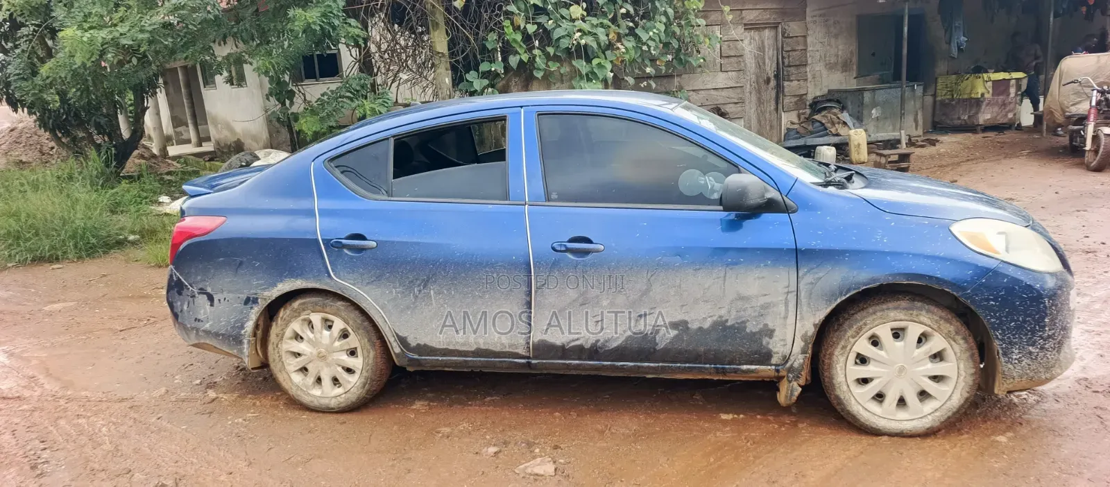 Nissan Versa 2011 Blue