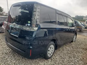 Toyota Voxy V 2WD 8-Seater 2015 Green