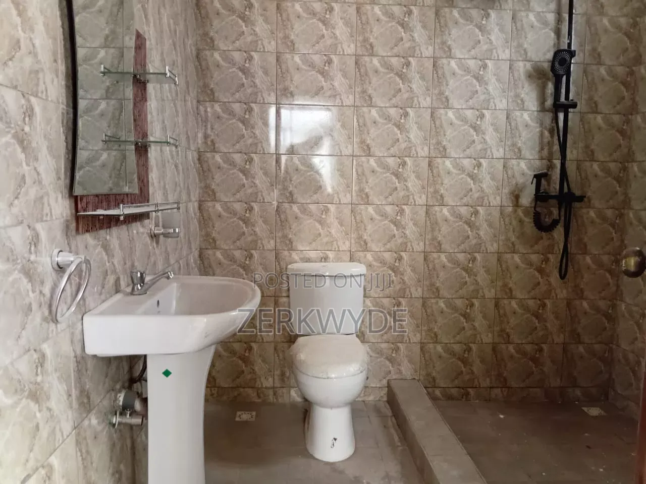 3bdrm House in Hfc C25, Tema Metropolitan for rent