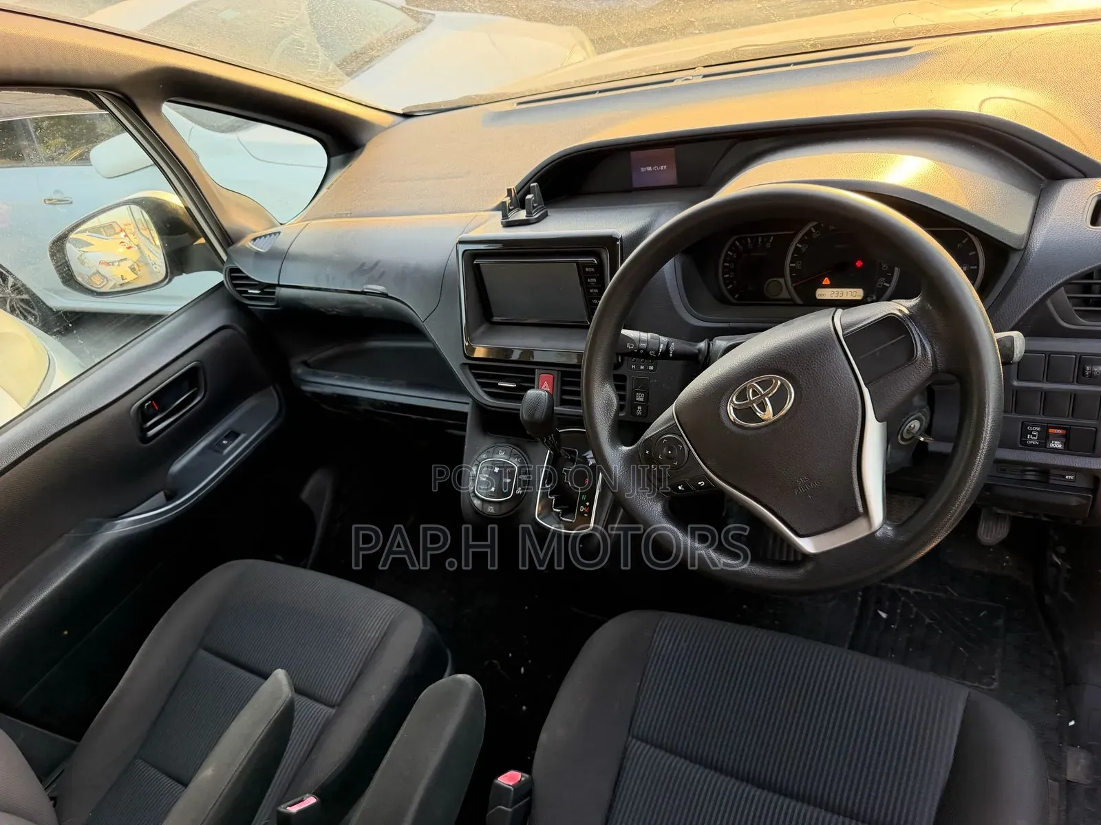 Toyota Voxy 2014 Silver
