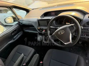 Toyota Voxy 2014 Silver