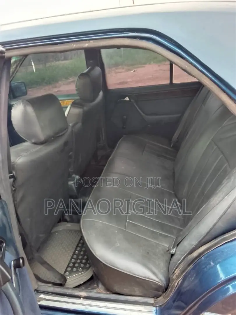 Mercedes-Benz 200E 1993 Blue