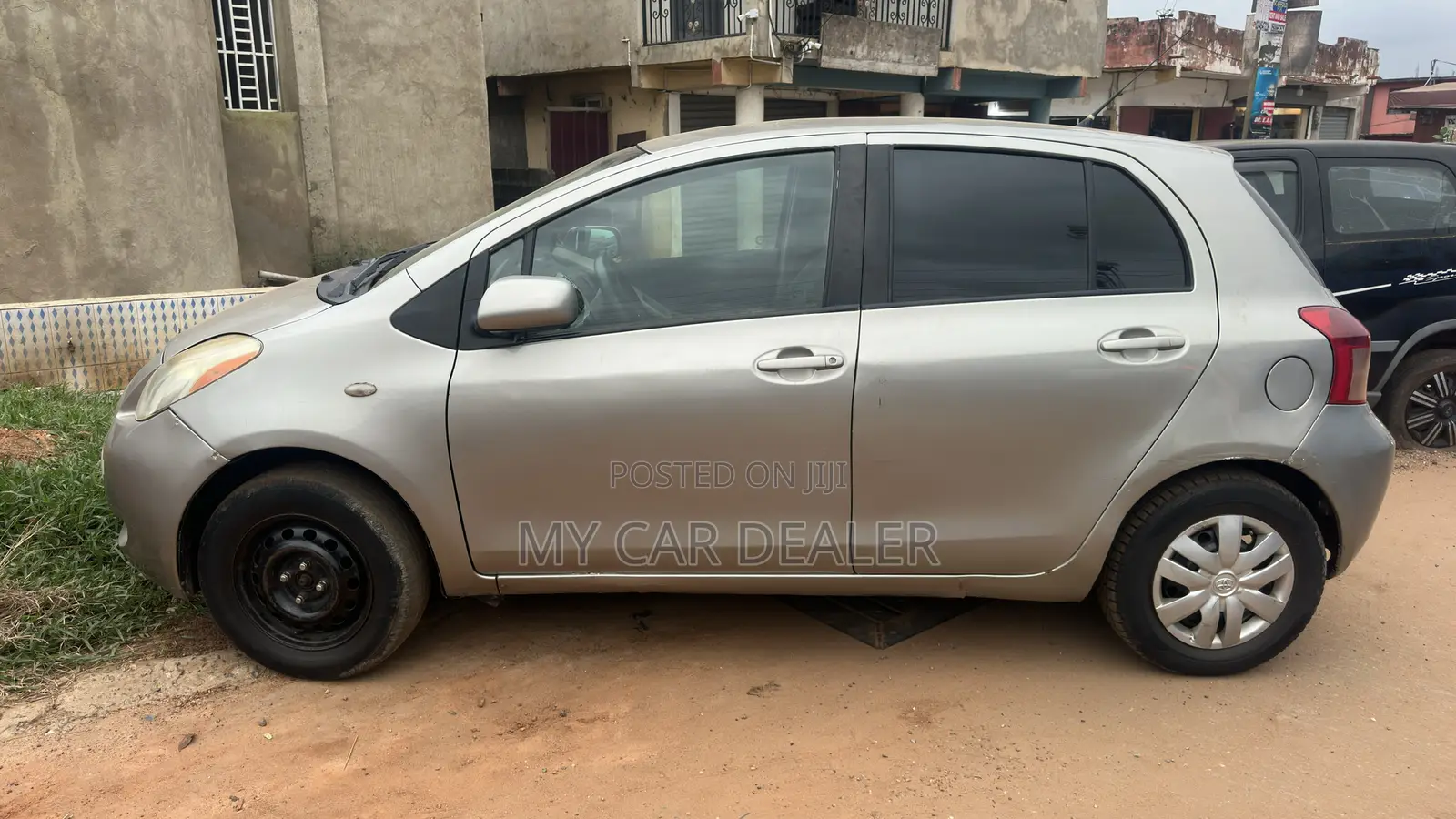 Toyota Yaris Base Hatchback 5dr 2010