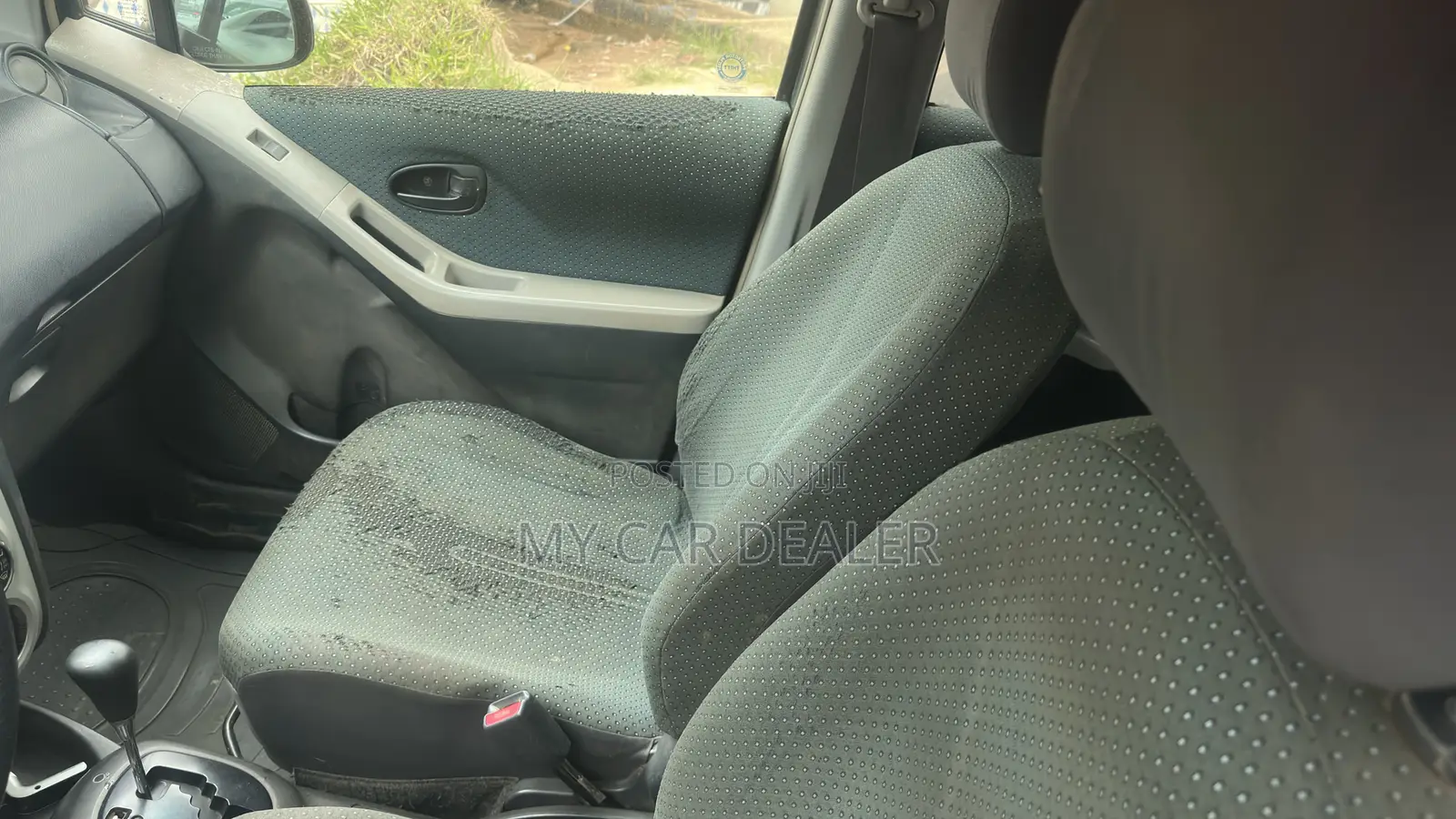 Toyota Yaris Base Hatchback 5dr 2010