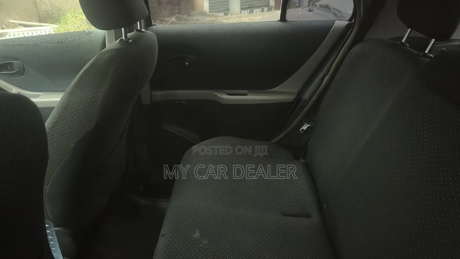 Toyota Yaris Base Hatchback 5dr 2010