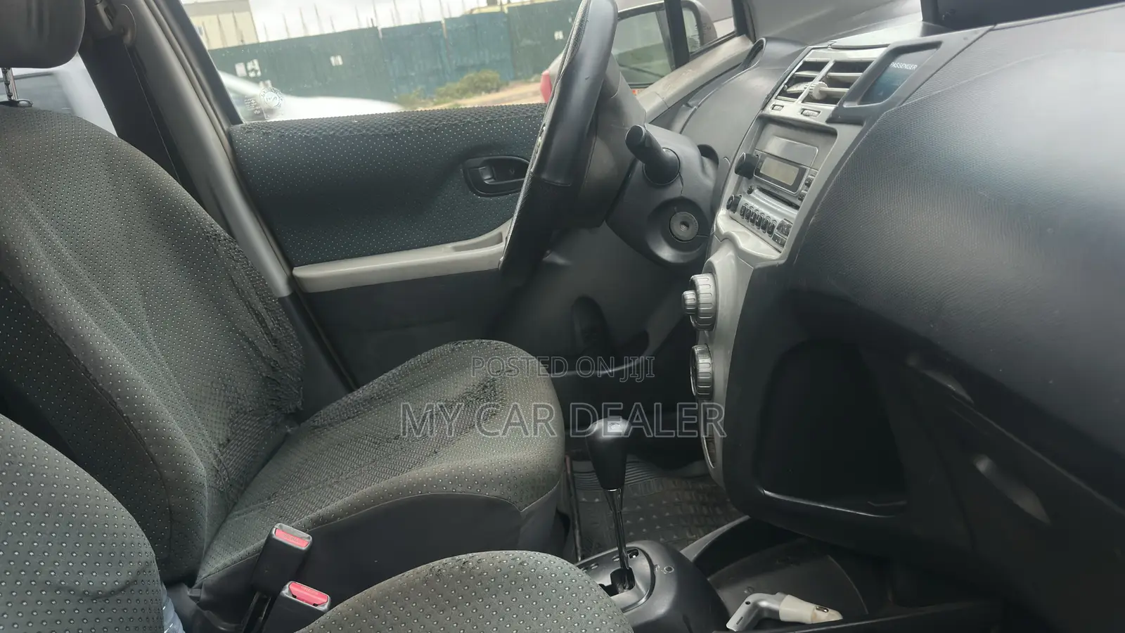 Toyota Yaris Base Hatchback 5dr 2010