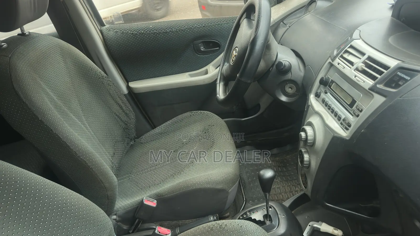 Toyota Yaris Base Hatchback 5dr 2010