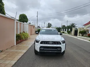 Toyota 4-Runner SR5 4WD 2025 White
