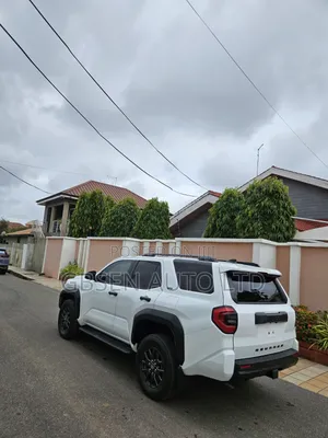Toyota 4-Runner SR5 4WD 2025 White