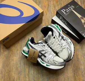 Asics Sneakers