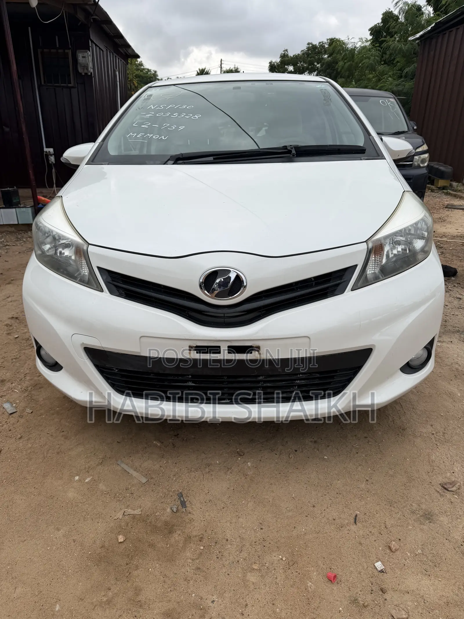 Toyota Vitz 1.3 FWD 5dr 2011 Off white