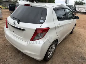 Toyota Vitz 1.3 FWD 5dr 2011 Off white
