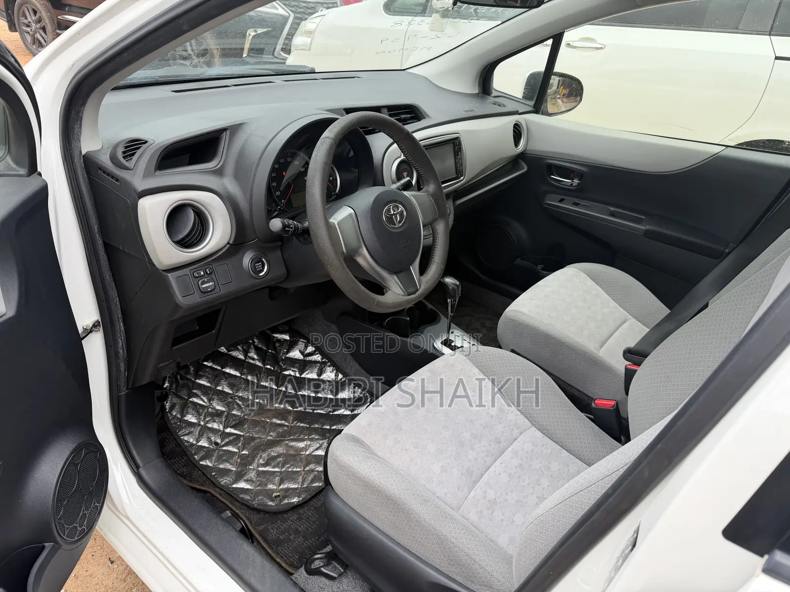 Toyota Vitz 1.3 FWD 5dr 2011 Off white