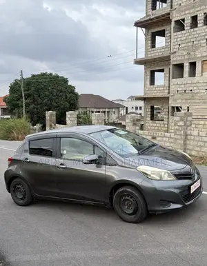 Toyota Vitz 1.3 FWD 3dr 2011 Gray