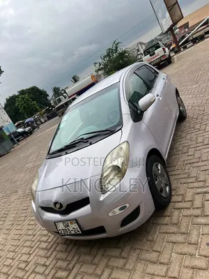 Toyota Vitz 2010 Silver