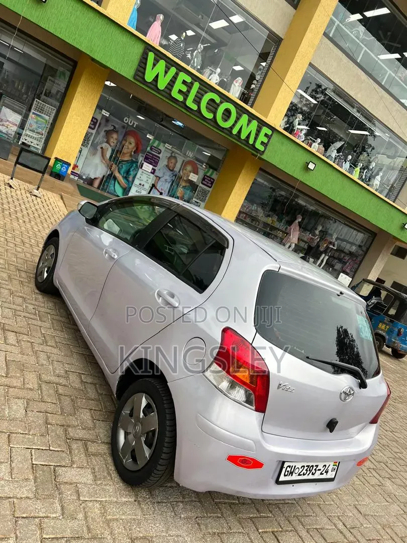 Toyota Vitz 2010 Silver