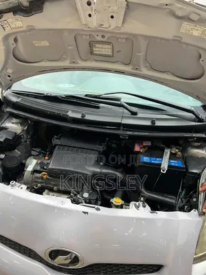 Toyota Vitz 2010 Silver