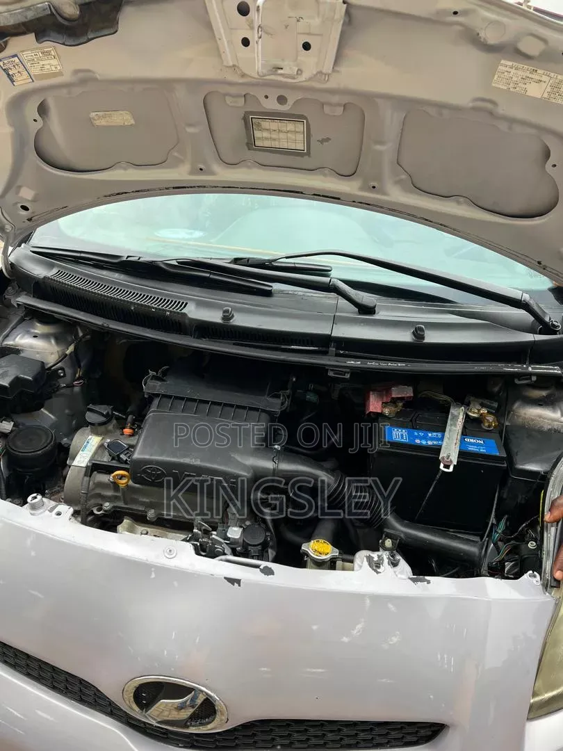 Toyota Vitz 2010 Silver