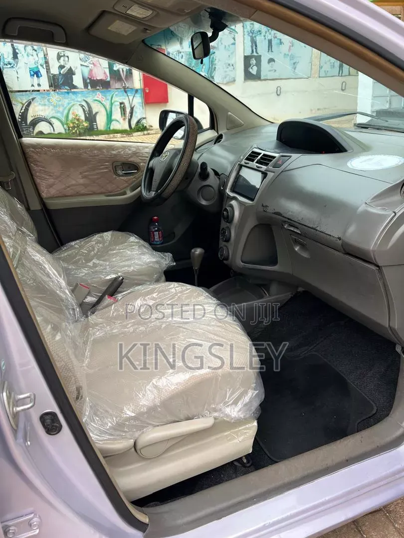Toyota Vitz 2010 Silver