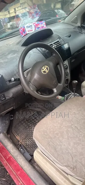 Toyota Vitz 2011 Red