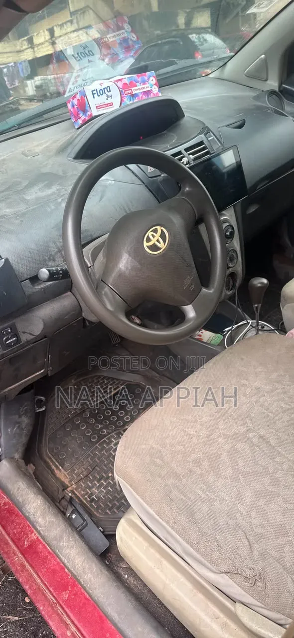 Toyota Vitz 2011 Red