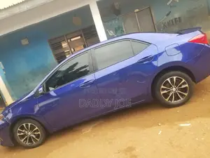 Toyota Corolla SE (1.8L 4cyl 2A) 2019 Blue